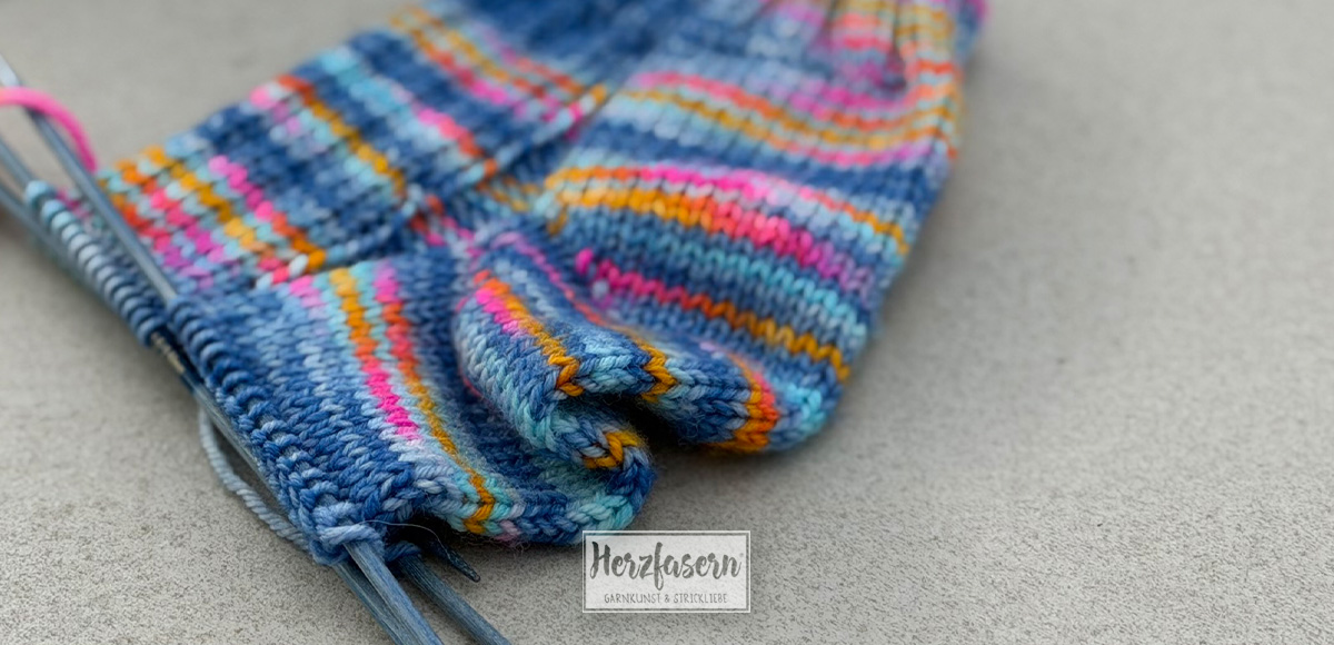 Handgefärbte Herzfasern No. 21 aus weicher Merino-Sockenwolle mit feiner Struktur und lebendigen Farben, geeignet für Socken, Oberteile und Tücher.