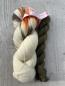 Preview: Herzfasern No. 20 – Soktober-Set Blättertanz: ein 100 g Strang in Creme mit Sprenkeln in Orange, Braun und Grau, kombiniert mit einem 20 g Mini in Olivgrün. Handgefärbte deutsche Sockenwolle (75 % Schurwolle, 25 % Polyamid, 420 m/100 g).“