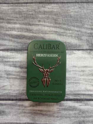 Grüne Metalldose mit Aufdruck „Calibar – Herzfasern – No. 5 Kamille“.