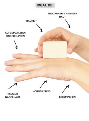 Eine Person trägt feste Handcreme auf die Hand auf. Die Creme wird direkt mit dem festen Stück auf die Haut gestrichen.