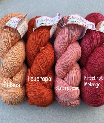 4 Stränge handgefärbte Wolle (Herzfasern No. 11) im Westknits MKAL Set. Farben: Solana (Apricot-Orange), Feueropal (Orange-Rot), Blütenpoesie (Rosa), Kirschrot-Melange (kräftiges Rot).