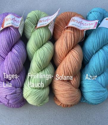 Vier Stränge Herzfasern No. 11 in frischen Frühlingsfarben: zartes Lila (Tageslila), sanftes Grün (Frühlingshauch), warmes Apricot-Orange (Solana) und strahlendes Azurblau – zusammengestellt als Set für den Westknits MKAL 2025.