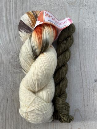 Herzfasern No. 20 – Soktober-Set Blättertanz: ein 100 g Strang in Creme mit Sprenkeln in Orange, Braun und Grau, kombiniert mit einem 20 g Mini in Olivgrün. Handgefärbte deutsche Sockenwolle (75 % Schurwolle, 25 % Polyamid, 420 m/100 g).“