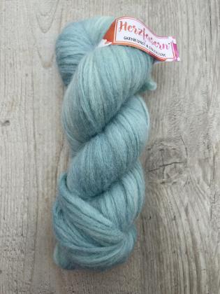 Abbildung eines handgefärbten Strangs der Herzfasern No. 42 in der Farbe Meereshauch. Der Strang zeigt ein sanftes Aquablau auf einem leicht melierten, flauschigen Alpaka-Cloud-Garn.