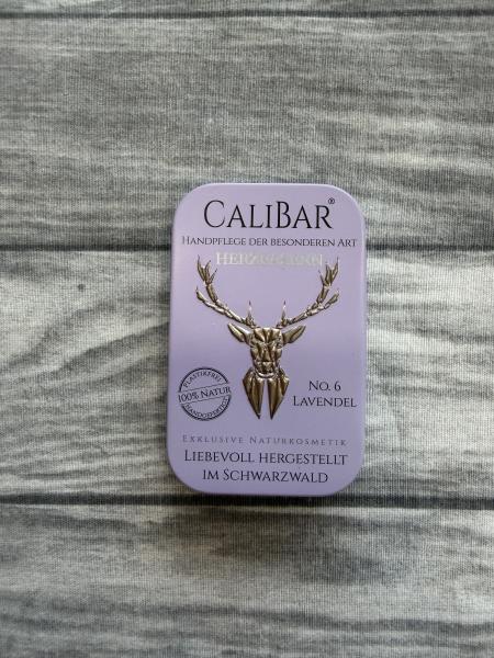 Lila Metalldose mit Aufdruck „Calibar – Herzfasern – No. 6 Lavendel“.